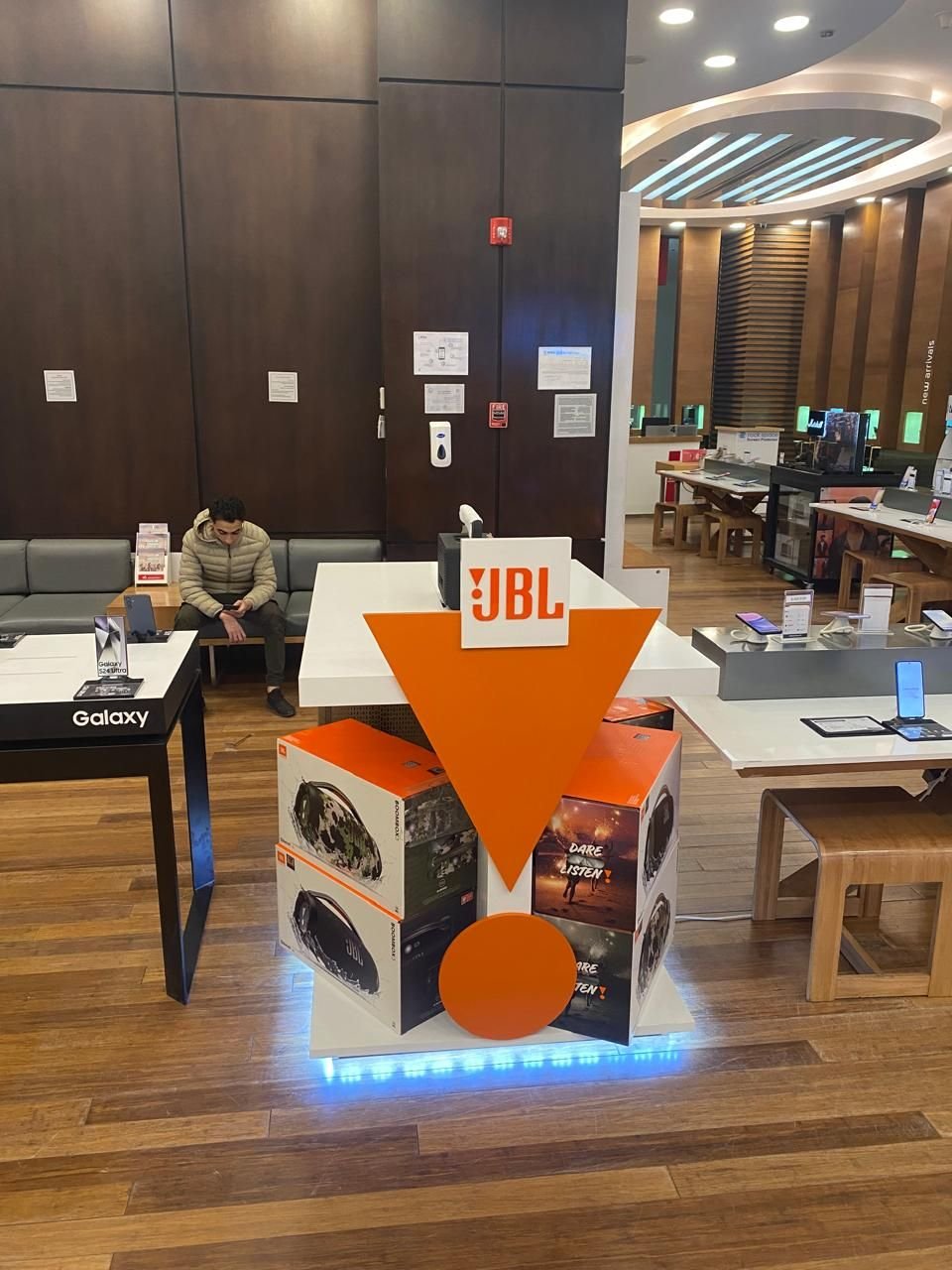 JBL kiosk, telecom retail store